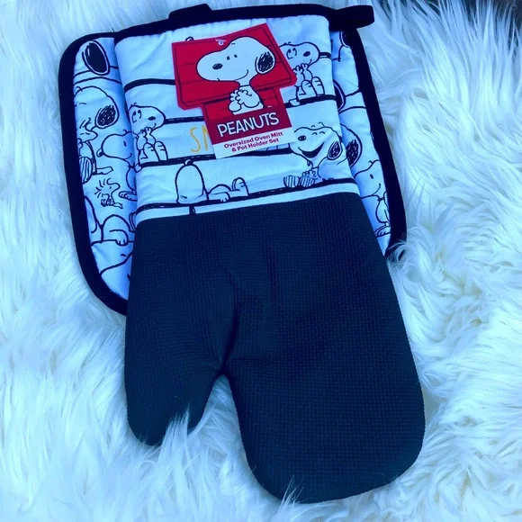 Peanuts Snoopy Oversized Oven Mitt & Pot Holder Set - Picture 4 of 4